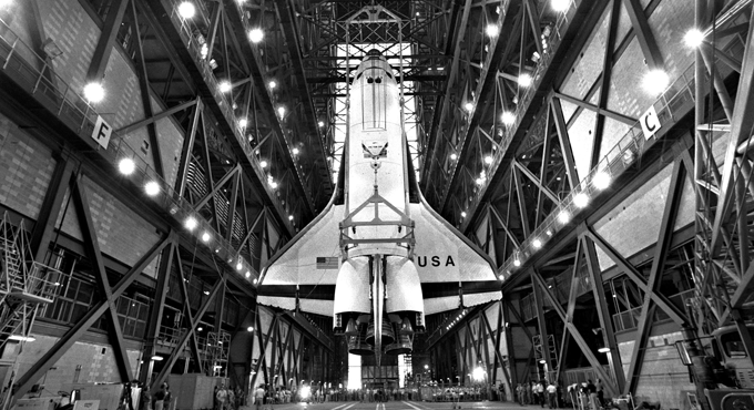 Shuttle Orbiter Columbia lift and mate to external tank in the Vehicle Assembly Building (VAB).