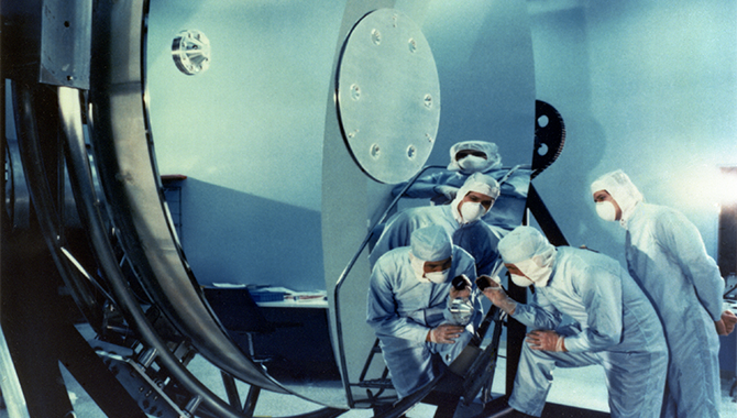 Technicians inspect the primary mirror of the Hubble Space Telescope, one of the case studies noted in Seven Axioms of Good Engineering: Development of a Case Study-Based Course for NASA. Photo Credit: NASA