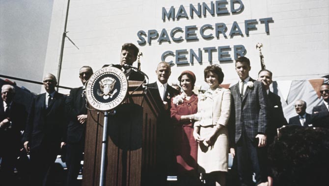 This Month in NASA History: Manned Spaceflight Moved West