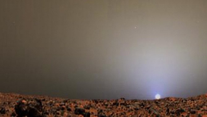 Composite of two images from the Mars Pathfinder mission depicting a sunset in the Martian Ares Vallis during July 1997. Credit: NASA/JPL/University of Arizona